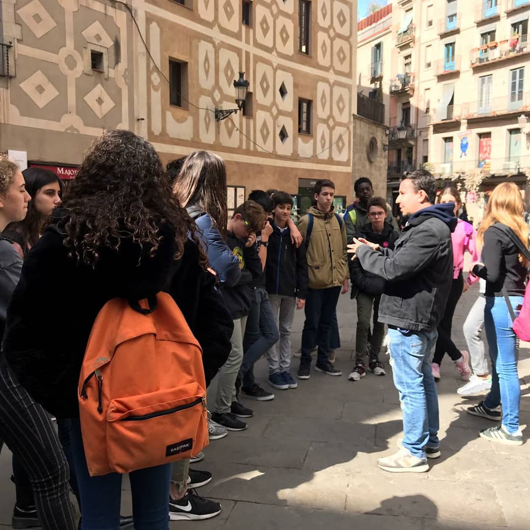 PadreDamianSSCC's tweet photo. #2nesopd posa punt i final a l'estudi de l'edat mitjana 📜 visitant el @mhistoriacat 🎓⚔️, el Barri de la Ribera, Santa Maria del Mar i el Convent de Sant Agustí 🙏⛪! Una vegada més, som conscients de les històries i realitats que hi ha darrere dels carrers de la nostra ciutat📌 https://t.co/zbc0XgL39K