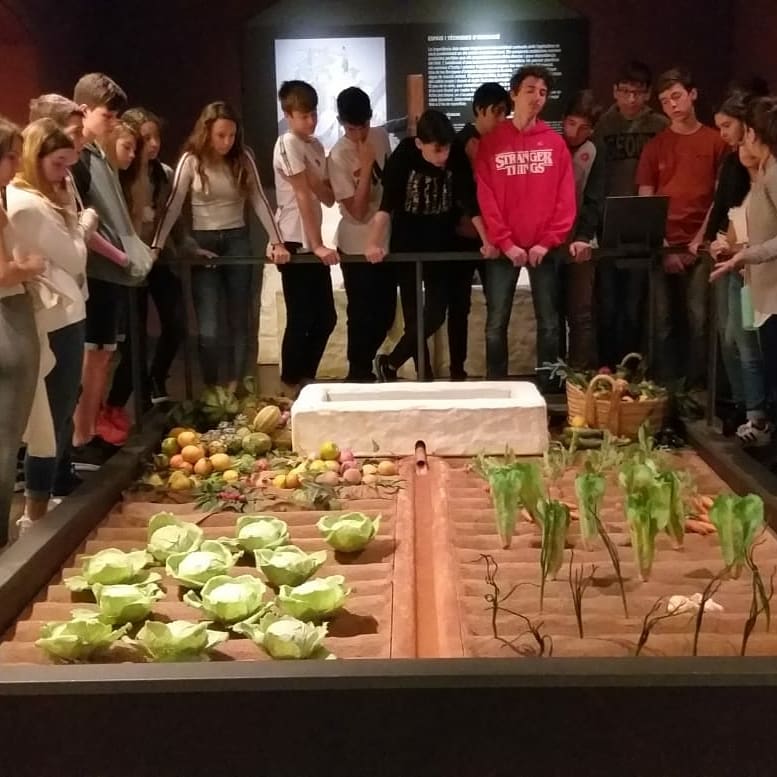 PadreDamianSSCC's tweet photo. #2nesopd posa punt i final a l'estudi de l'edat mitjana 📜 visitant el @mhistoriacat 🎓⚔️, el Barri de la Ribera, Santa Maria del Mar i el Convent de Sant Agustí 🙏⛪! Una vegada més, som conscients de les històries i realitats que hi ha darrere dels carrers de la nostra ciutat📌 https://t.co/zbc0XgL39K