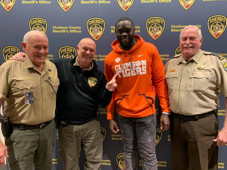 ChathamSheriff's tweet photo. @ClemsonFB #80 superstar Milan Richard stopped by the Sheriff's Office this afternoon. #CCSOCommunity https://t.co/MrKgs2JqgU