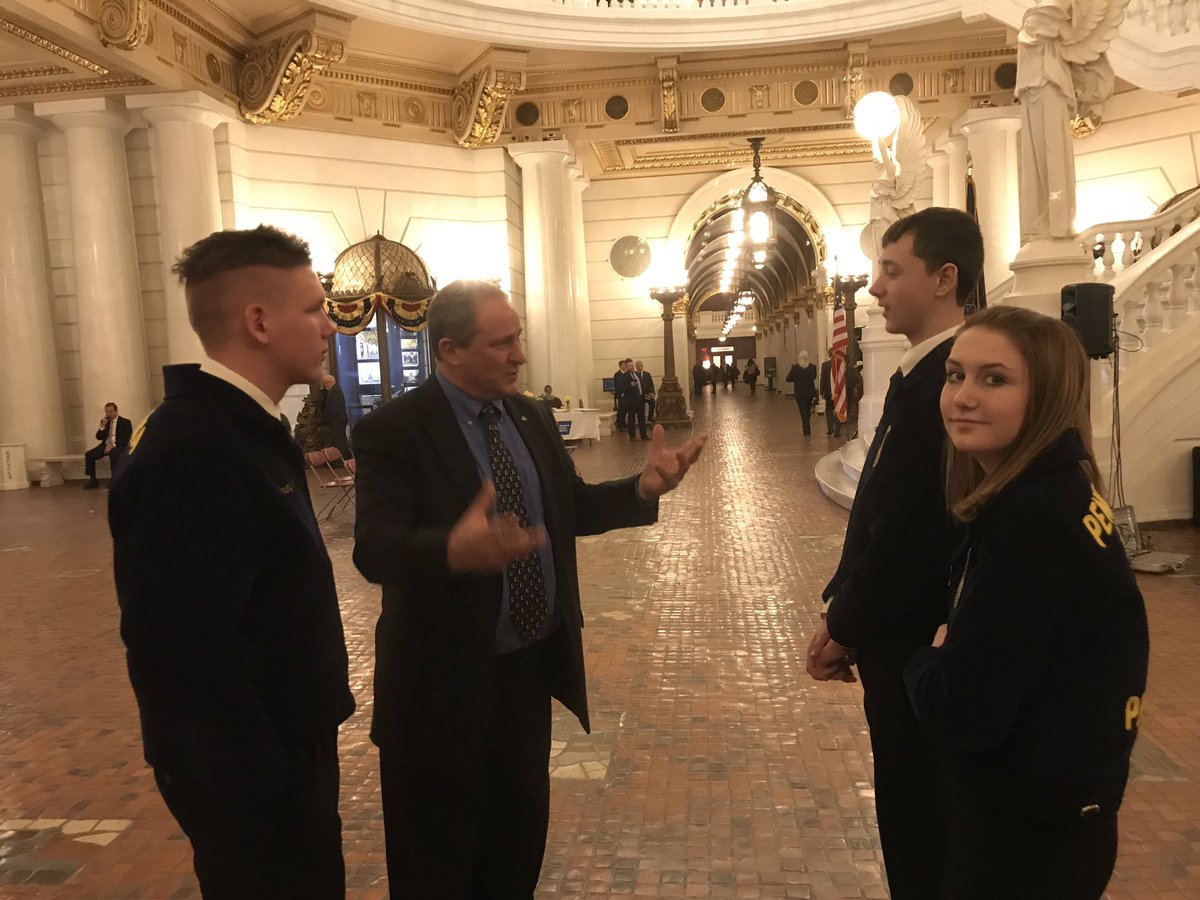 Mrs_Brown57's tweet photo. A pre-tour history lesson from Mr. Hughes. I’m thankful to have a cooperating teacher with so much knowledge and wisdom, I’m learning as much as the kids! #PSUAgEd19 #SLLCagents https://t.co/9HaamZabL7