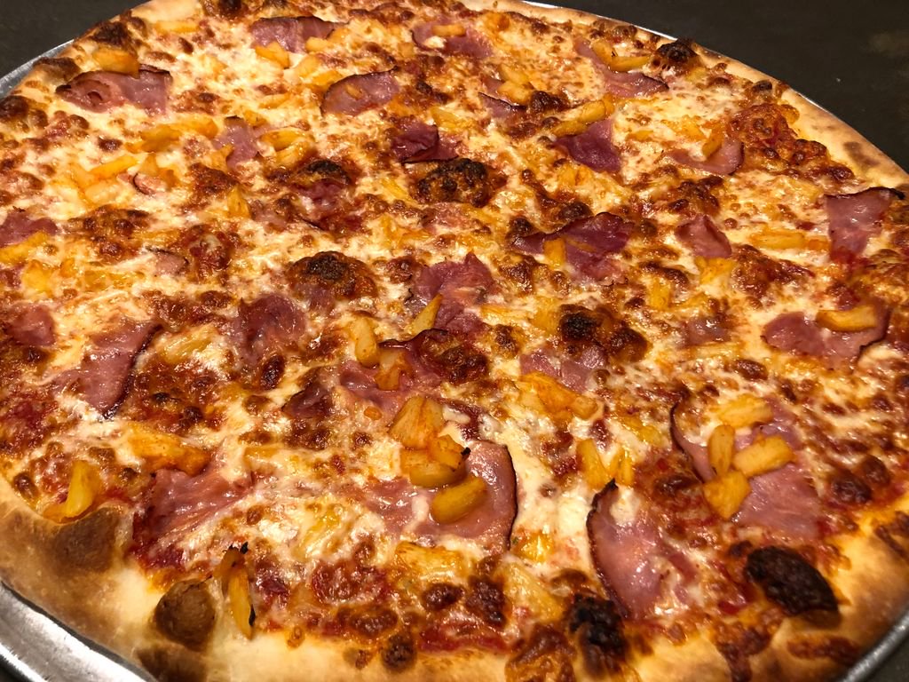 The ever-polarizing Hawaiian pie. Beloved by many, despised by many others. To be honest, the whole debate sort of drives me ananas