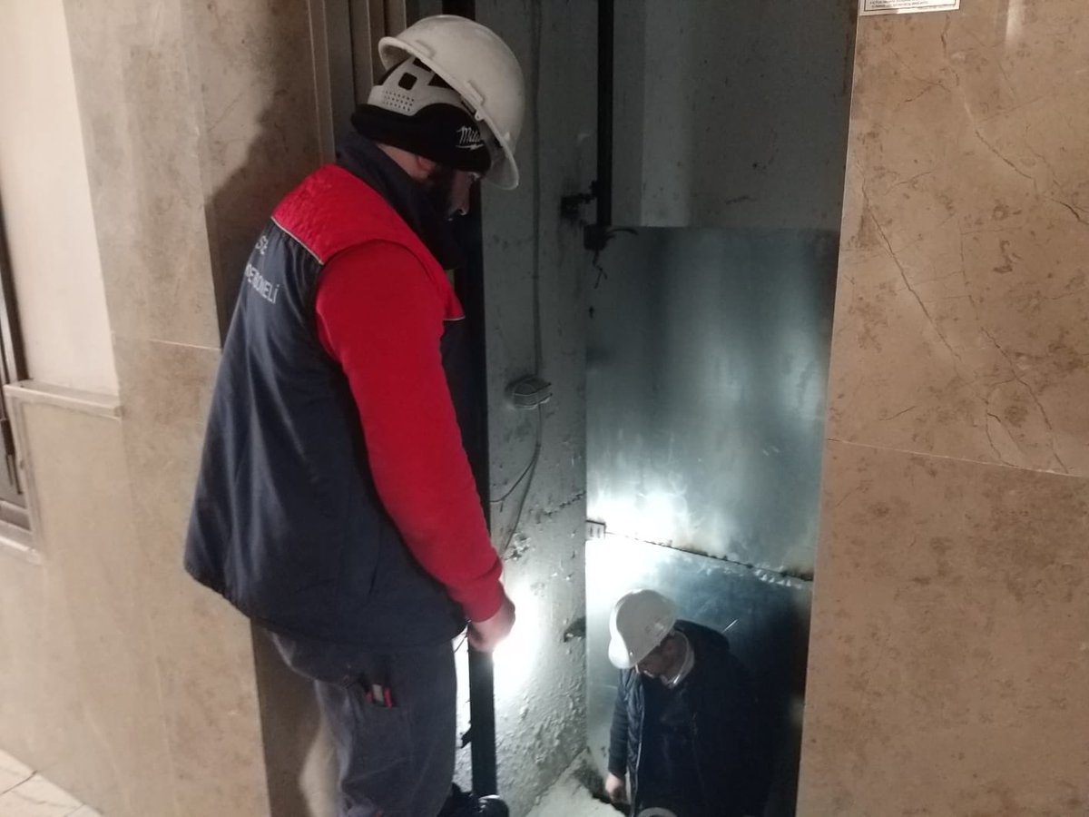 EmlakYonetim's tweet photo. Teknik İşler Müdürlüğü Trabzon Kaşüstü ve Beşikdüzü TOKİ Konutlarında asansör kontrollerini gerçekleştirdi. https://t.co/bQegVKZ2pl