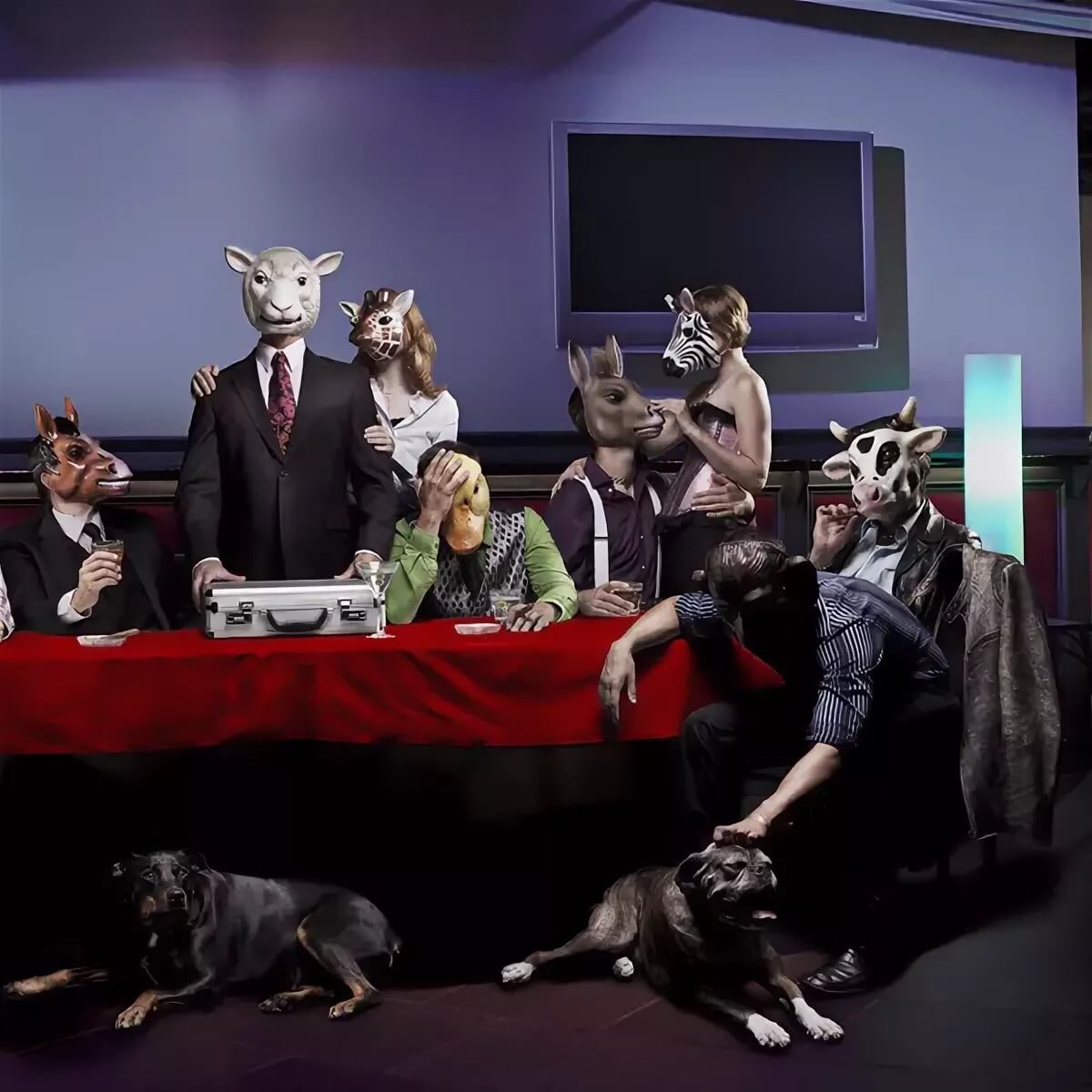 В окружении животных. Животные на совещании. Тусовка животных. Люди за столом в масках животных.