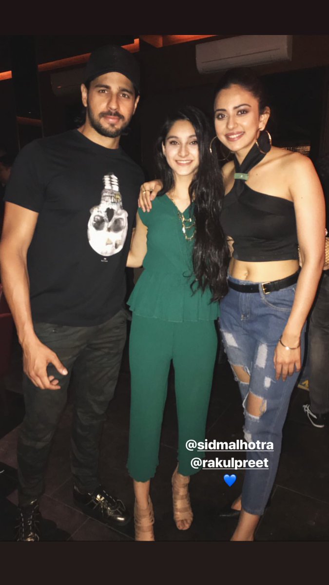 SidMUniverse's tweet photo. (New Pic) @SidMalhotra with @Rakulpreet &amp; Alina Kazi at the wrap up party of #Marjaavaan https://t.co/pVOicKtU7X