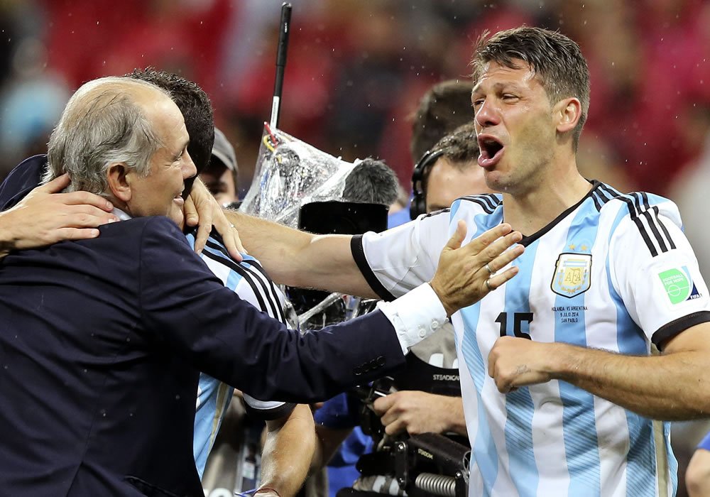 escobasybidones's tweet photo. Hace 10 años debutaba Sabella como DT. A los 4 meses ganaba la Libertadores. Al año y medio era campeón del fútbol argentino. Y 4 años después llegaba a la final de un Mundial. Sólo pudo dirigir 5 años por culpa de una enfermedad a la que también le ganó. Se lo extraña, Profesor. https://t.co/iClZqz8G1b