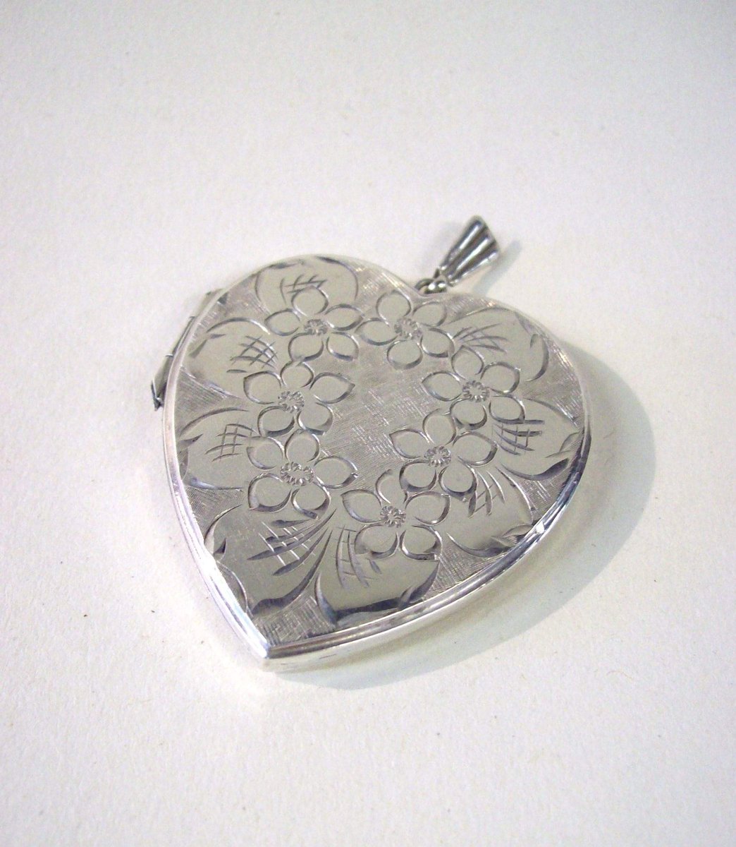 New in: A really sweet silver heart shaped locket (CFA 7390) #MothersDay #Silver #Heart cornerfarmantiques.com