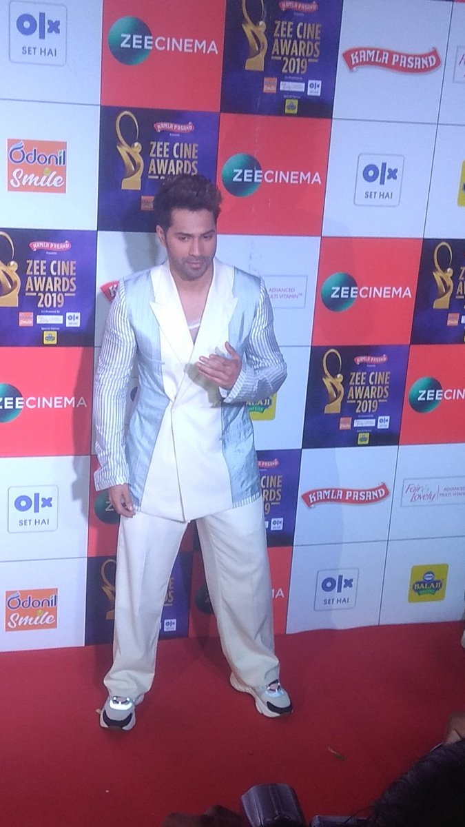 ZEE5India's tweet photo. Watch #ZEECineAwards2019 Red Carpet LIVE now on#ZEE5: https://t.co/Nao8JDhtoB
#ZCAonZEE5 https://t.co/3KjjVkIVSV