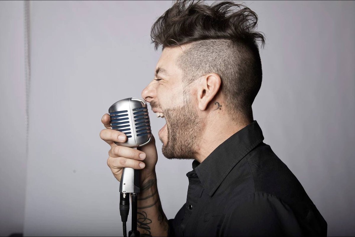 CenterStageBar's tweet photo. Singer, Songwriter, Guitarist @leeperreira is live tonight. You won't be able to stop listening to his combination of classic blues riffs and soulfully textured vocal style. #LiveMusicCSB https://t.co/cT71ysIPs1