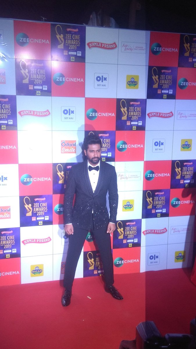 ZEE5India's tweet photo. Watch #ZEECineAwards2019 Red Carpet LIVE now on#ZEE5: https://t.co/Nao8JDhtoB
#ZCAonZEE5 https://t.co/3KjjVkIVSV