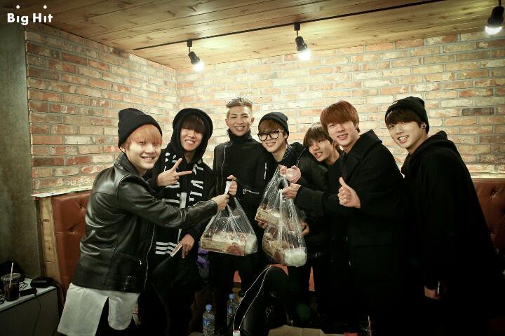 togetherBAMTR's tweet photo. [Soft Hours]

[E] Remember that members met Joon while he took his DO YOU MV;

[T] Üyelerin Joon'u DO YOU MV'sini çekerken ziyaret ettiğini hatırlayalım;

#BTS @BTS_twt #4YearsWithRMixtape #4YearsRMixtape 😭 https://t.co/aYmLqrPJmm