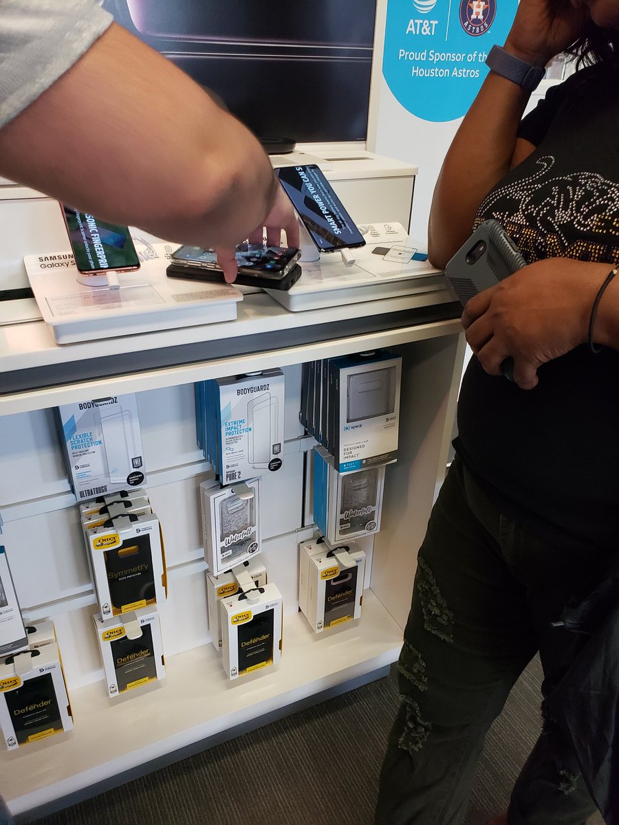 sandra_samsung's tweet photo. #LaunchS10Knowledge #1 RSA demoing Powershare to customer
@Krivs14 @mrentas258 https://t.co/DwdKrhp723