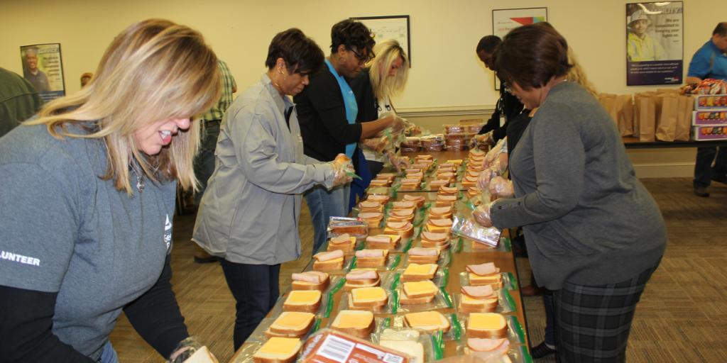 GeorgiaPower's tweet image. The Jefferson Street Citizen chapter&apos;s annual Lunch for Lunch initiative was a great success! Volunteers made 610 lunches that will be donated to Crossroads Community Ministries in Atlanta. #GAPowerfulService #WeHelpBecauseItsHome