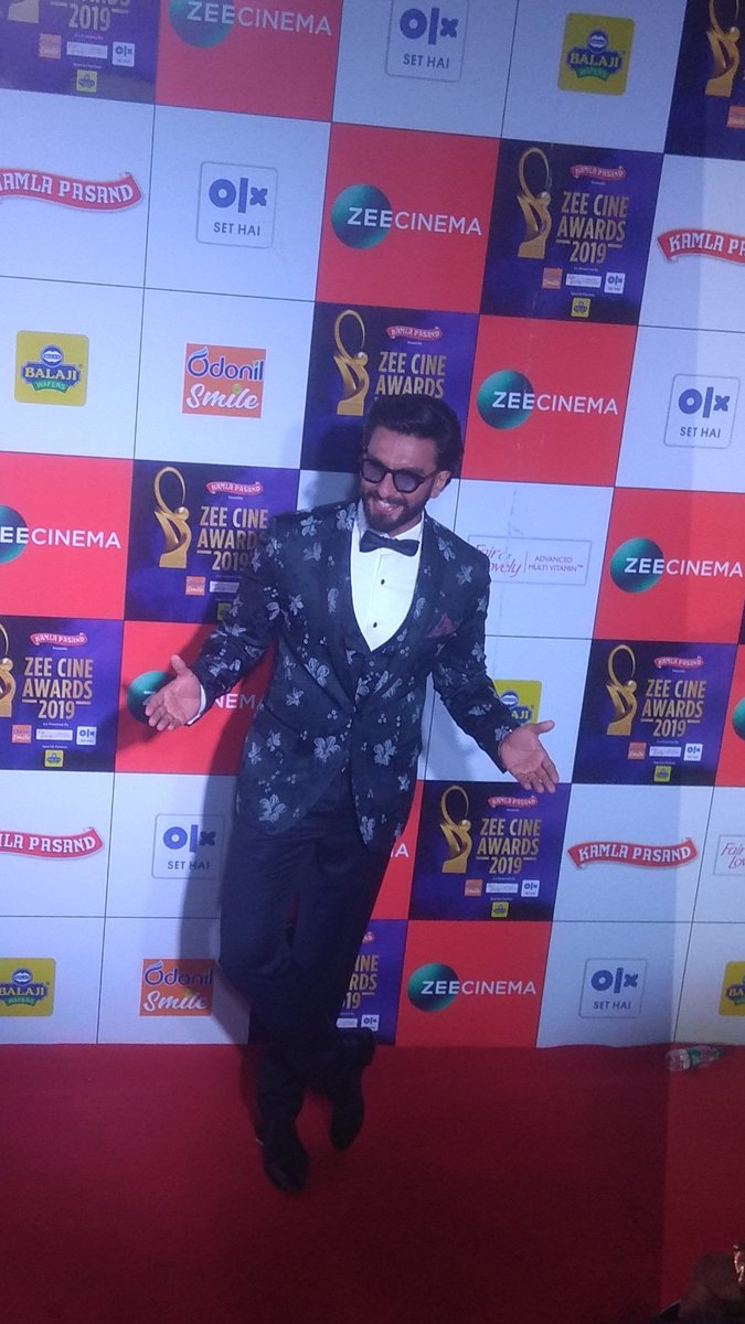 ZEE5India's tweet photo. Watch #ZEECineAwards2019 Red Carpet LIVE now on#ZEE5: https://t.co/Nao8JDhtoB
#ZCAonZEE5 https://t.co/3KjjVkIVSV