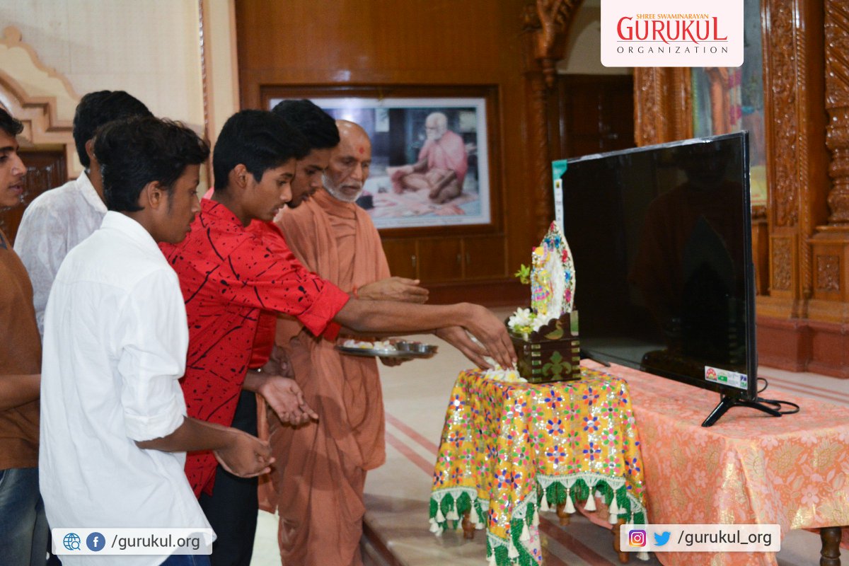 Students of class 10 Donated TV (Digital Noticeboard) for their Junior Brothers...

#guruku_org #jayswaminarayan #internationalschools #gurukul #Donated #gift #surprise #DigitalNoticeboard