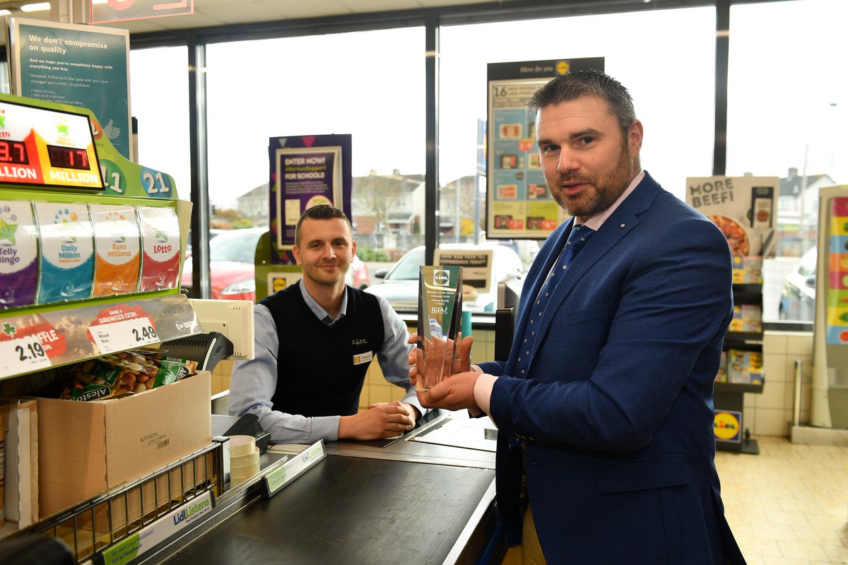 LadiesFootball's tweet photo. 🥇Congratulations to Gerry McGill (@culbaire16), the @lidl_ireland / @IsFearrAnStar Manager of the Month for February 

🏐 @CarlowLGFA are 4/4 in Division 4 and Gerry was presented with his award by Mateusz Maksymyiuk, Store Manager, Lidl, Tullow Road, Carlow. 

#SeriousSupport https://t.co/g2C7ZjirO7