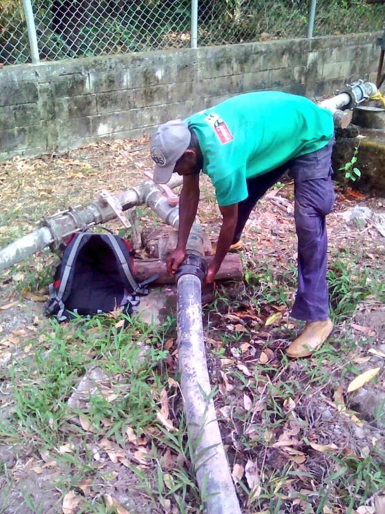 RomeroFelixE's tweet image. La felicidad de nuestras familias y comunidades es lo primordial. Nuestros trabajadores continúan en la reparación  de un bote de agua en el sector Los Cocos donde han clocado unos sellos de 4 pulgadas y acoples para el suministro del vital líquido. #PlanParaServiciosBásicos