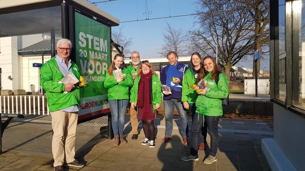 Met GroenLinks peren uitdelen op het station in Vught. Want wie met het OV reist is een toffe peer! #voorverandering #ps2019
