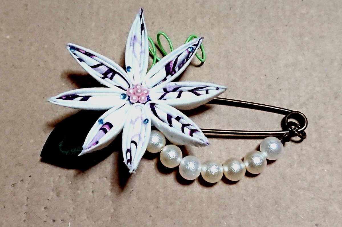 ハンドメイドつまみ細工