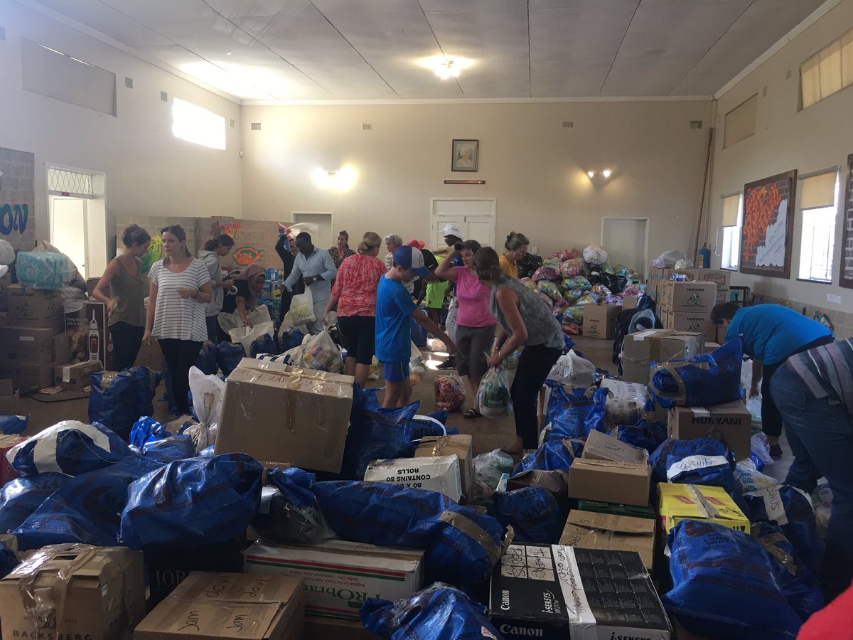 NikolinaKobali's tweet photo. Amazing solidarity of #Zimbabwe citizens helping to load donated supplies for the victims of #CycloneIdai https://t.co/x6h2G5sTGB