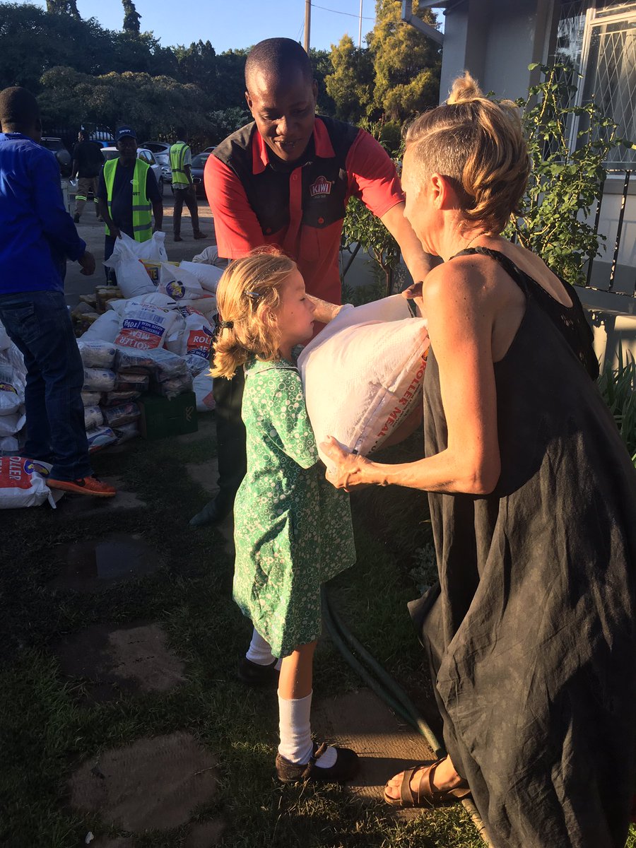 NikolinaKobali's tweet photo. Amazing solidarity of #Zimbabwe citizens helping to load donated supplies for the victims of #CycloneIdai https://t.co/x6h2G5sTGB