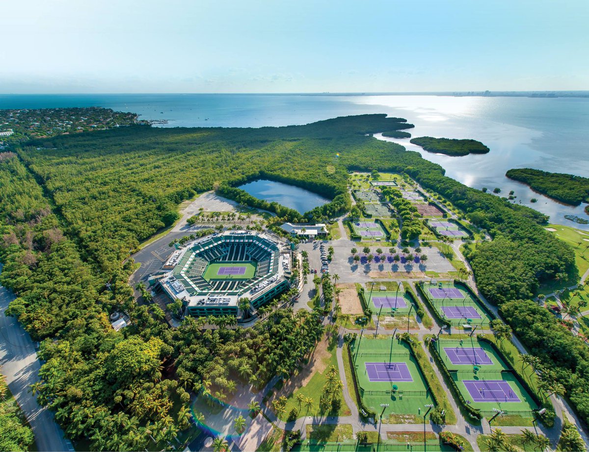 WeAreTennis's tweet photo. #MiamiOpen Do you prefer the new or the old venue? https://t.co/tP2KoTImoj