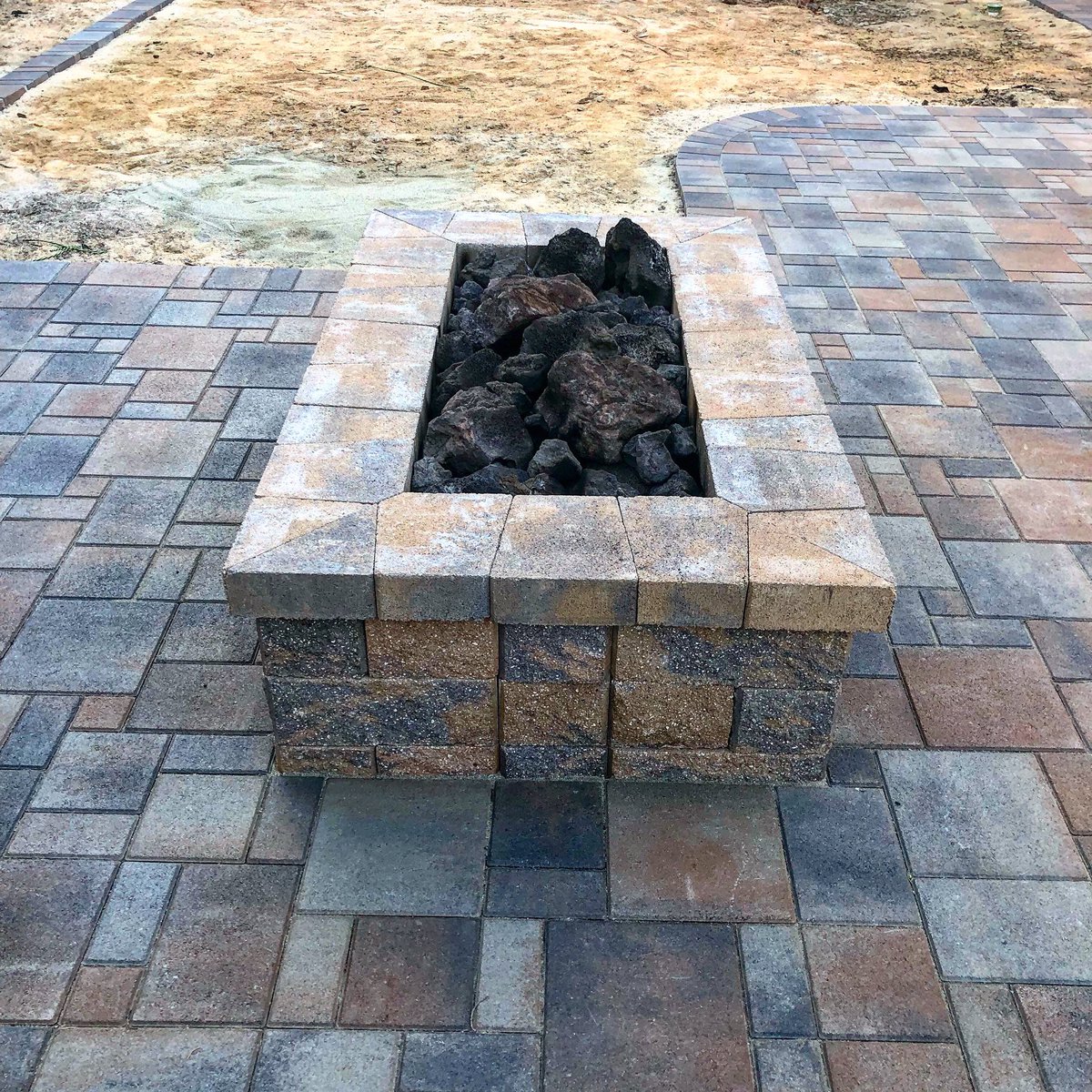 AlohaPavers's tweet photo. Just add fire!🔥 #pavers #Firepit #patio #courtyard #walkways #outdoorliving https://t.co/prWVBmGEIN