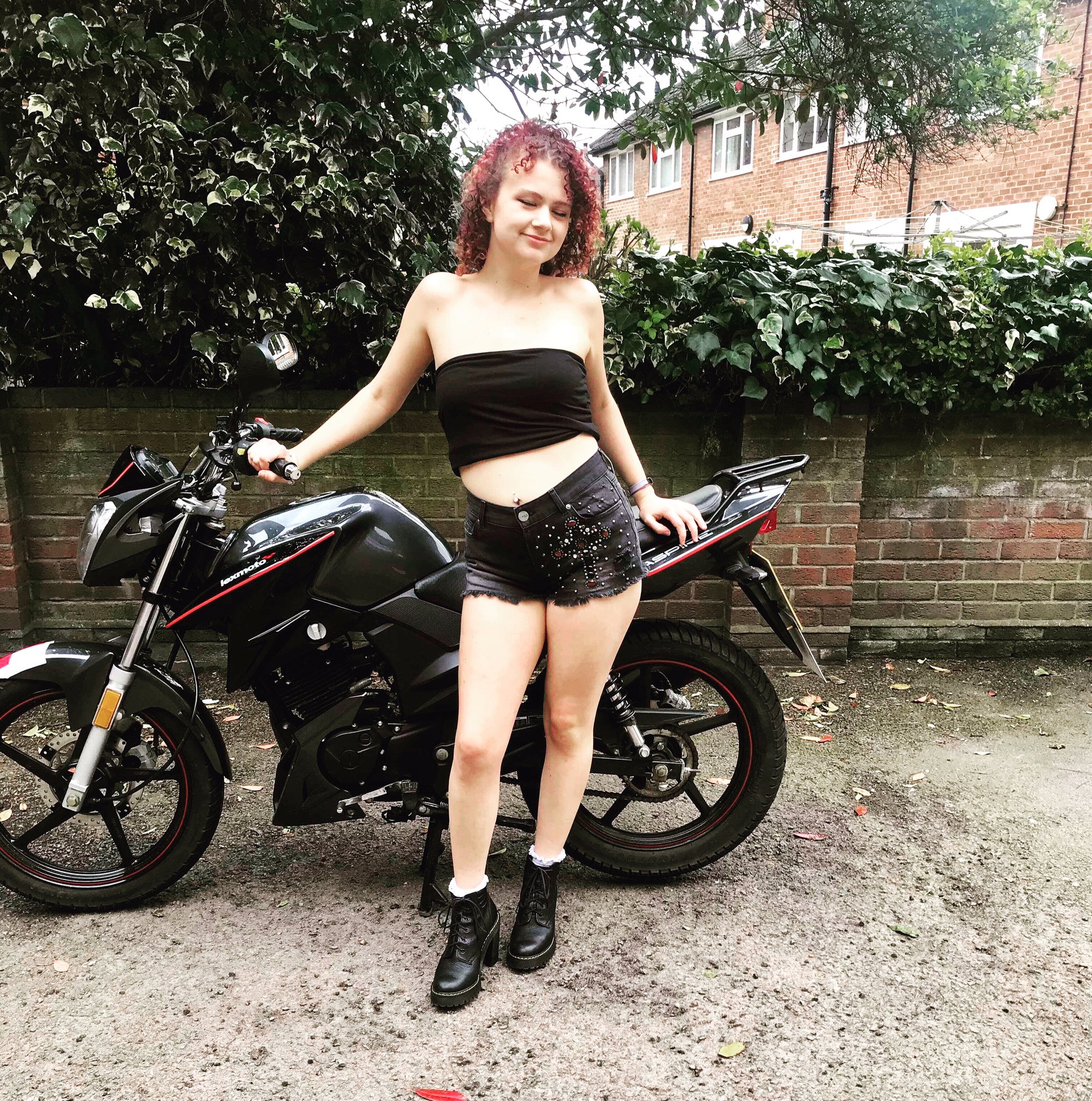 New bike pics! More on the way soon 😘😘 #camgirllife #bikergirl #shortshorts https://t.co/x3BbsO3oid