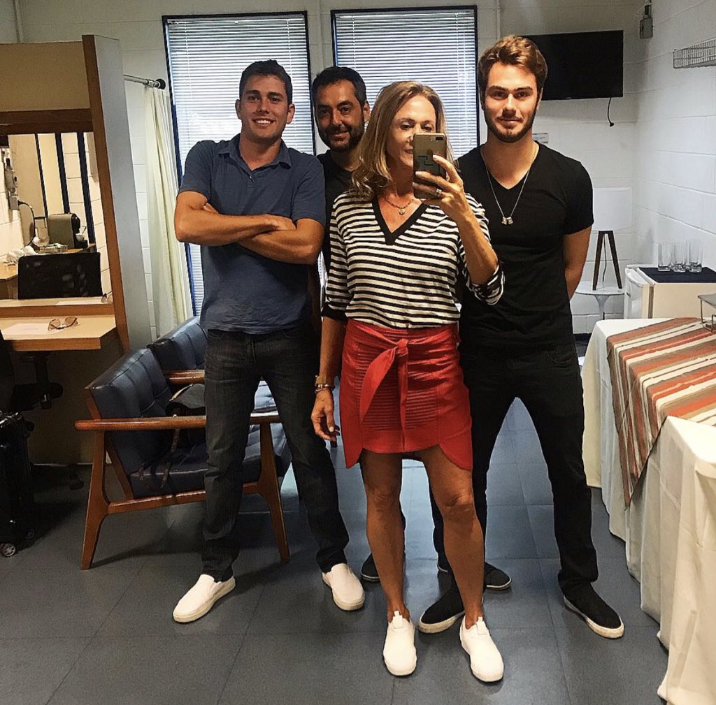 Hortencia's tweet photo. Gravação da Família Marcari no Tamanho Família com @oficialmarciogarcia @tvglobo
#partiupracima #familia #tamanhofamilia https://t.co/6nUVc3y6fN