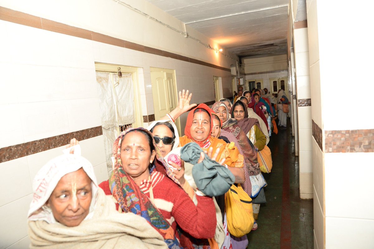radhe_kunj's tweet photo. ARRIVED! - Distributing Gifts to over 1200 Widows

Over 1200+ Widows received Blankets, Sarees, Rice, Dhal, Sugar, Gur, and rupees. 

We feel so much gratitude to Srila Gurudeva for inspiring and guiding everything and gratitude to Vaishnavas for being such a beautiful medium ❤️ https://t.co/v6lNdJ9mgK