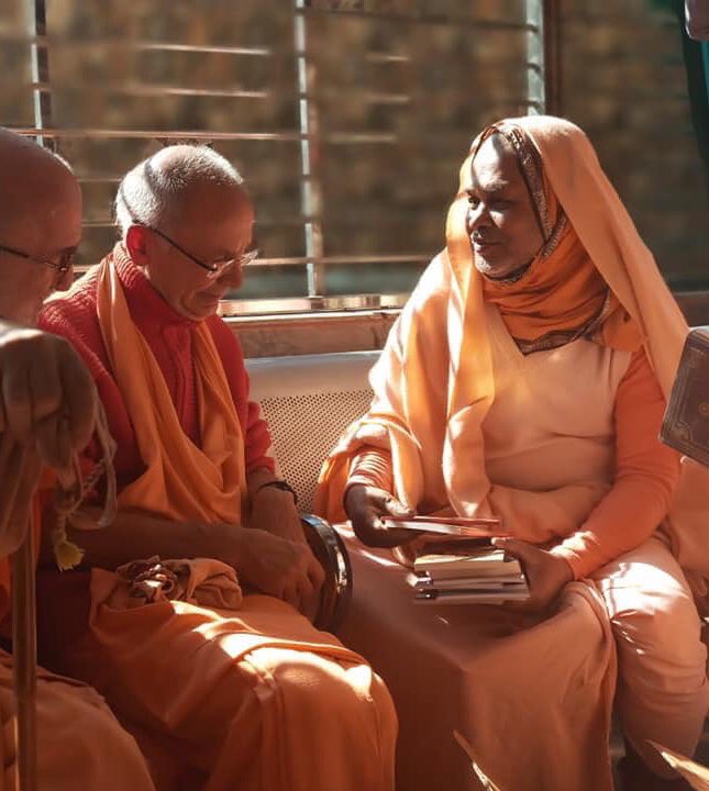 radhe_kunj's tweet photo. Bhakti Vignana Goswami, a Dedicated ISKCON GBC Member and Initiating Guru from Russia, Visits Sripad Premananda Prabhuji in Radhe Kunj, Vrindavan. 
Prabhuji affectionately received both Maharajas and gifted a set of Srila Gurudeva’s books to them. https://t.co/fzBYtHbEf3