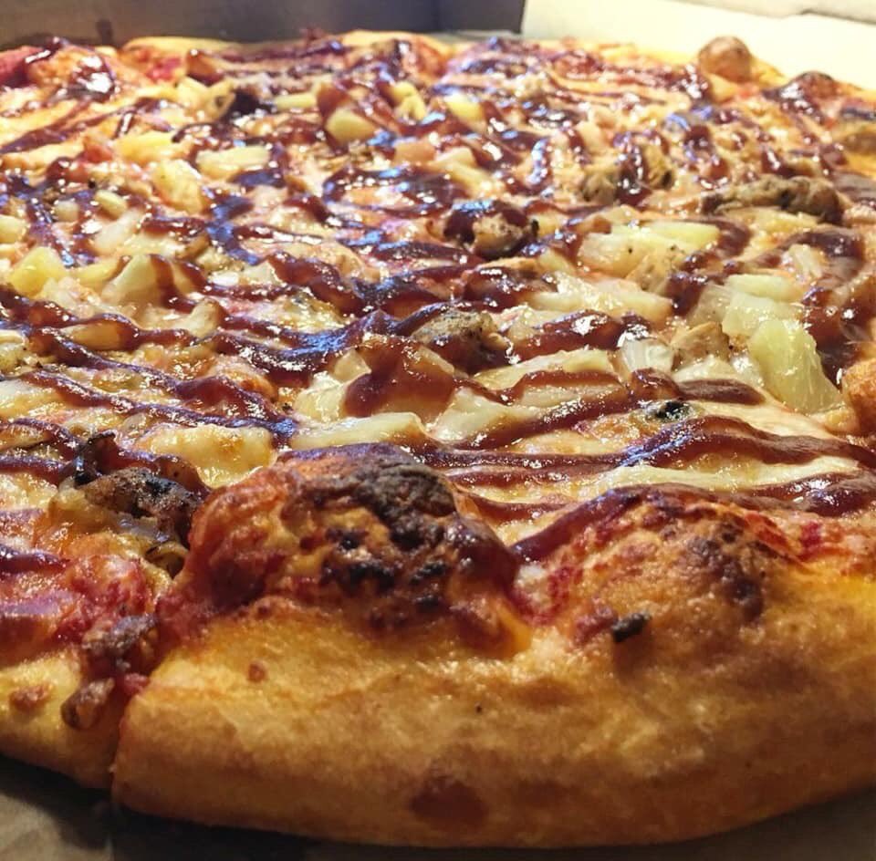 Panichellis_Piz's tweet photo. Does pineapple belong on pizza?? 

Yes or No?

This one sure smells pretty good, BBQ Chicken, pineapple, and bacon 🤤

#pineappleonpizza #bbqchicken #panichellispizzeria #newbernnc #riverbendnc https://t.co/PfS6Q03xTx