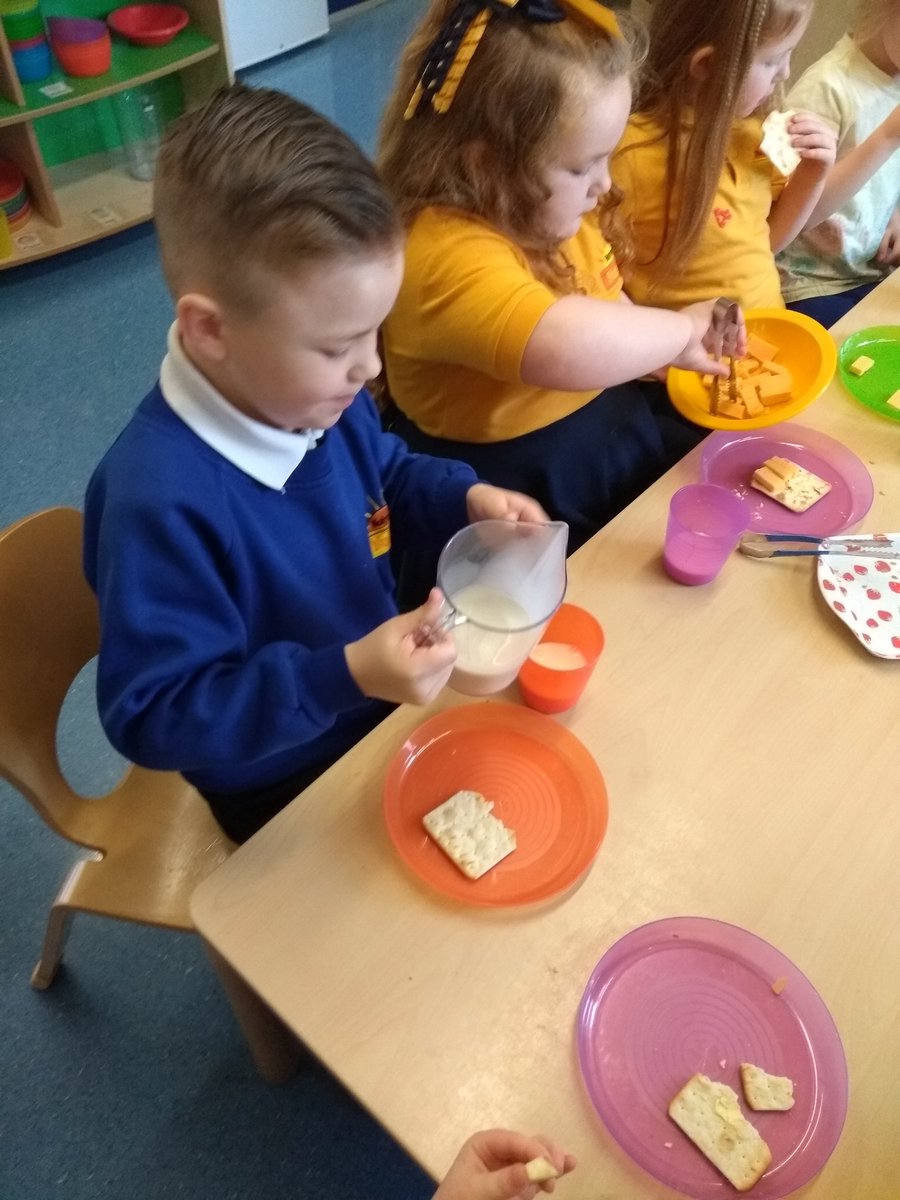 HolytownPS's tweet image. There clever Children have been working hard to become more independent in everyday tasks. #settingthetable #healthpromoting. 🍇🍎🍏🍊