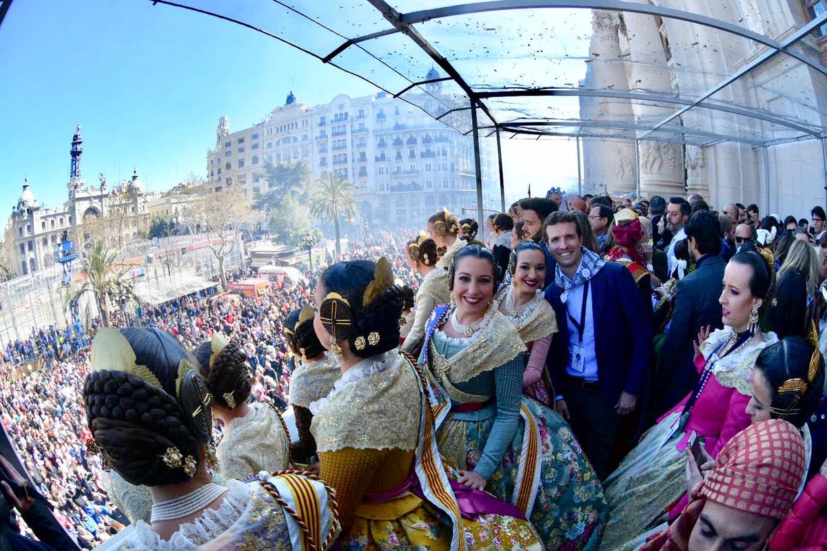 pablocasado_'s tweet photo. Es una satisfacción estar hoy en las Fallas disfrutando de su día grande. En Valencia me siento como en casa, admiro esta tierra que es parte de mi esencia como español. Merece mucha más atracción, turismo, empresas e inversiones.

#Fallas2019 🔥 https://t.co/NYZrsZwA2u