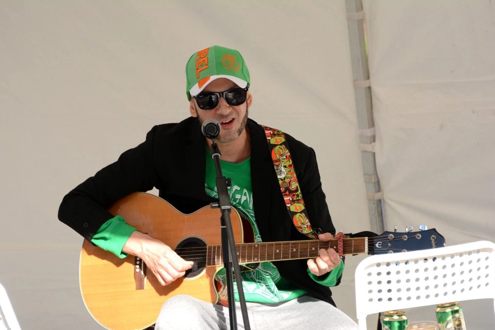 IRISHROVERMUSIC's tweet photo. IRISH ROVER - ROVER MacCHROI Live Solo Unplugged Concert, St. Patrick's Day March 17th 2019, Central Europe, Budapest, Hungary: 12:30 @ Freedom Square (Szabadsag Ter) #IrishRover #RoverMacChroi #IrishPunk #PaddyPunk #FolkRock #IrishMusic #Singer #Songwriter #Vegan #Anarchist https://t.co/VAQjrYTkWv
