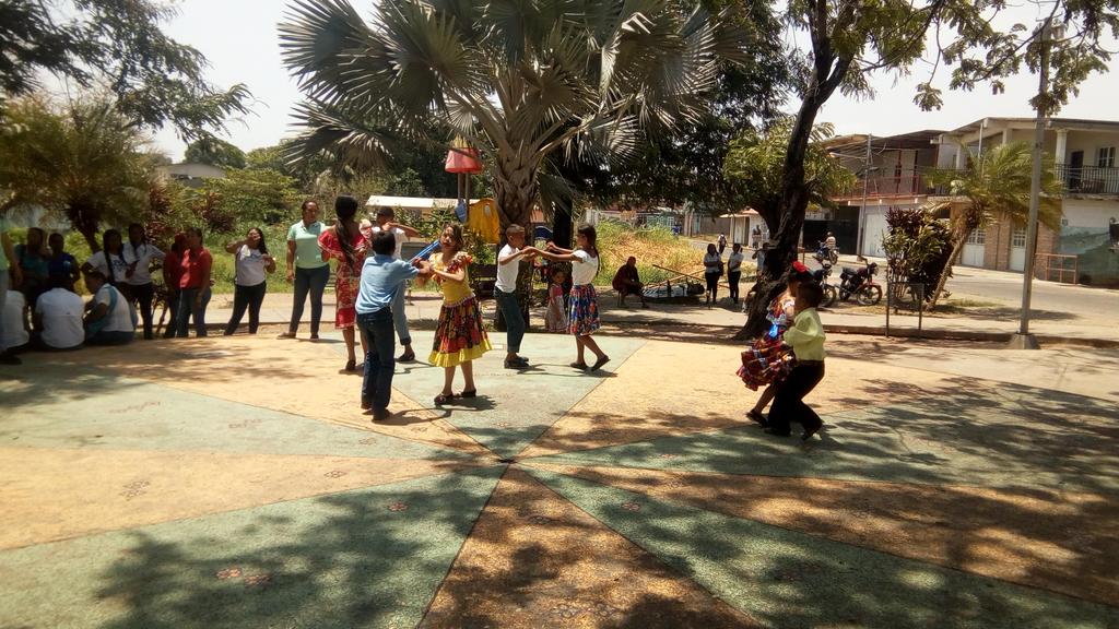 culcamaguan's tweet photo. @culcamaguan Presentación de saberes culturales en el Encuentro Estudiantil Corazón Llanero: cantó, baile, Cacho llanero y ejecución de instrumentos.. @Enrique10914358 @esteros_jose @ZonaEducGuarico @MPPEDUCACION https://t.co/x9p5NsqvTV