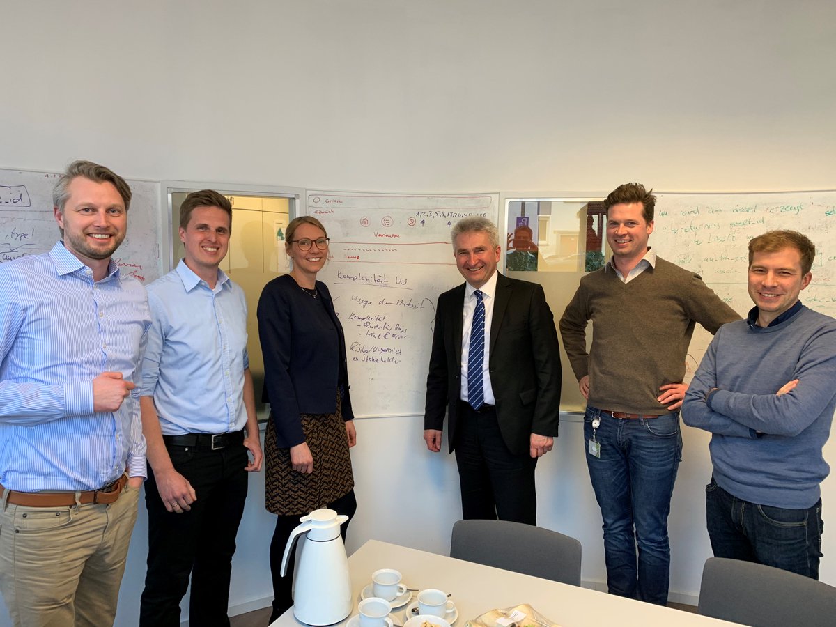 WirtschaftNRW's tweet photo. Wirtschafts- und Digitalminister @a_pinkwart besucht Energie-Start-ups  in @Koeln.  Mit @envelio, @Next_Kraftwerke sowie #Athion diskutierte der  Minister über die Digitalisierung in der Energieversorgung in #NRW und die Energiewende #DigitalDurchstarten https://t.co/wwz3D60DSx