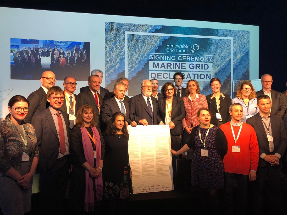RedElectricaREE's tweet photo. En los #PCIdaysEU hemos apoyado la firma de la Declaración de la Red Marina. Establece los principios para desarrollar redes eléctricas marinas y promueve la protección del medio ambiente marino. 🌊🌎 #PCIlist #Energy4Europe #OceanEU @RenewablesGrid https://t.co/K6sIQgjPpo