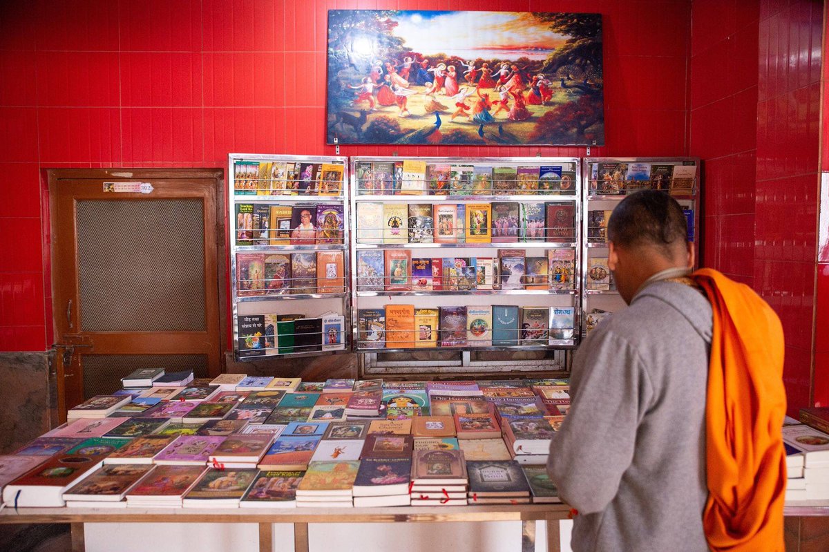 radhe_kunj's tweet photo. Every day here in Radhe Kunj, Vrindavan - Srila Gurudeva's and Srila Prabhupada's books are distributed inside and outside of the temple.

This seva is so near and dear to the hearts of Sri Hari, Guru, and Vaishnavas.

FB Page: https://t.co/XDLTzIWGLU
Instagram: @radhe_kunj https://t.co/0xOkCp8377