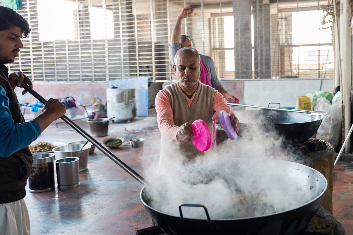 radhe_kunj's tweet photo. TAKE A LOOK Inside the Kitchen of Radhe Kunj, Vrindavan. 

Devotees enthusiastically and lovingly serve Sri Sri Radha Binode Bihariji, Pancha Tattva, Srila Gurudeva and Vaishnavas ❤ https://t.co/xrJakcLn0a