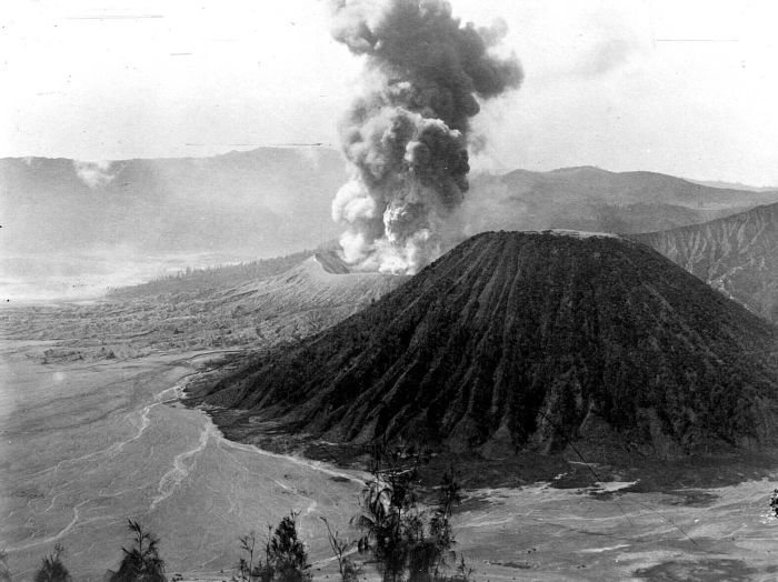 oysteinvolcano's tweet photo. #Bromo one of Java's most active volcanoes. It last erupted in 2016, but now its erupting, again. These are some historical photos of it erupting, taken between 1890 and 1945. 
Photos credits:National Muceum of World Cultures. #indonesia https://t.co/YKmRRDw55j