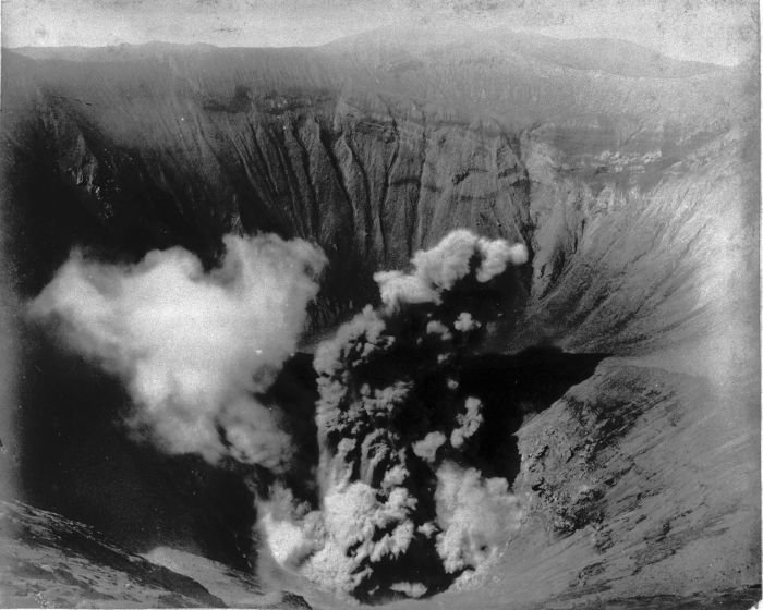 oysteinvolcano's tweet photo. #Bromo one of Java's most active volcanoes. It last erupted in 2016, but now its erupting, again. These are some historical photos of it erupting, taken between 1890 and 1945. 
Photos credits:National Muceum of World Cultures. #indonesia https://t.co/YKmRRDw55j