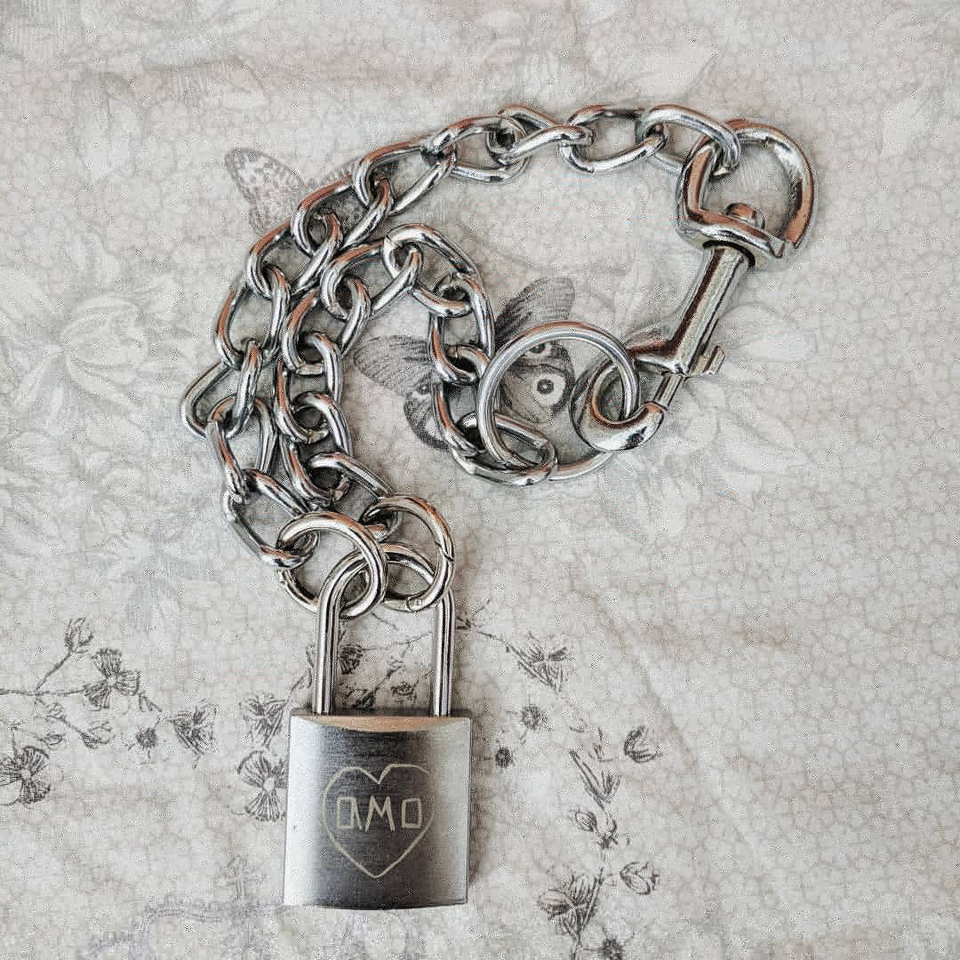 beigebell's tweet image. How stunning are these padlock USB's? 🔒🤩🔓 Beigebell worked together with @Sony to create these for @bmthofficial and we think they're simply magnificent! 🤗🎉 #beigebell #sony #bringmethehorizon #bespokeproducts #creativemerchandise #padlockUSB #customUSBs #yourbrandyourway