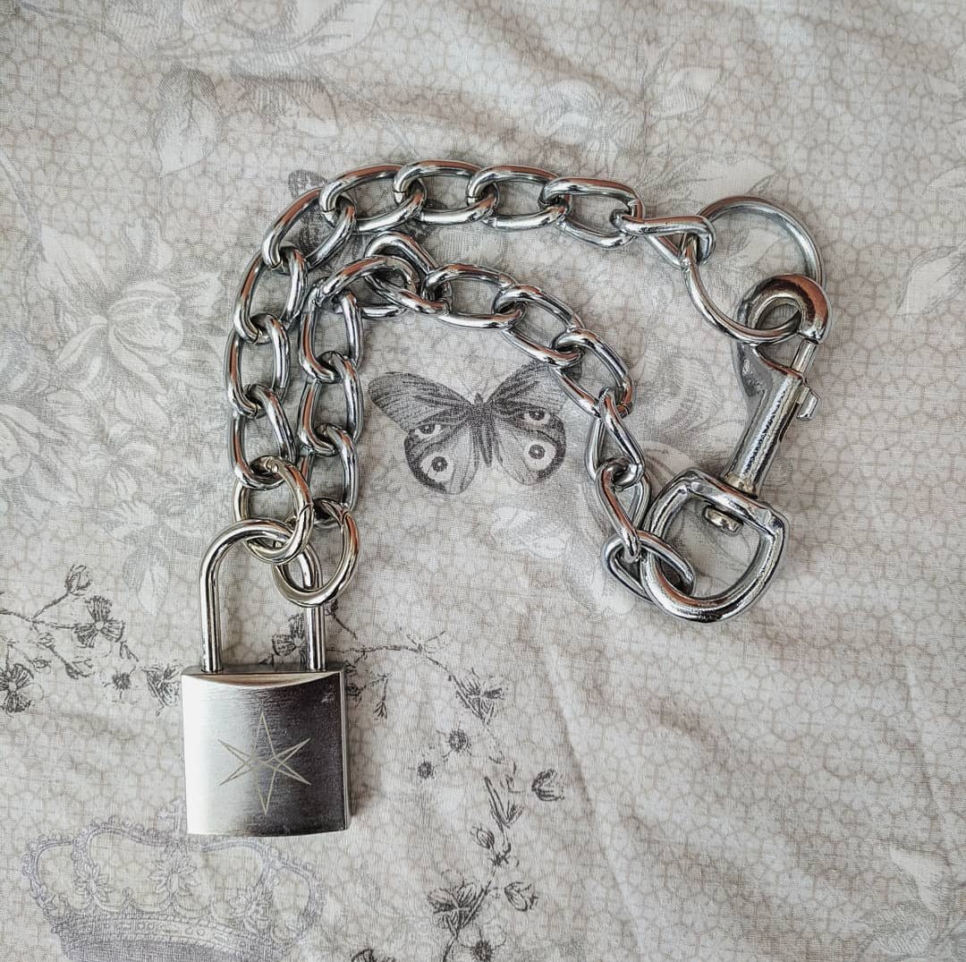 beigebell's tweet image. How stunning are these padlock USB's? 🔒🤩🔓 Beigebell worked together with @Sony to create these for @bmthofficial and we think they're simply magnificent! 🤗🎉 #beigebell #sony #bringmethehorizon #bespokeproducts #creativemerchandise #padlockUSB #customUSBs #yourbrandyourway