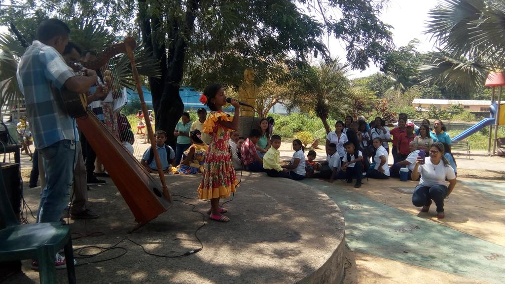 culcamaguan's tweet photo. @culcamaguan Presentación de saberes culturales en el Encuentro Estudiantil Corazón Llanero: cantó, baile, Cacho llanero y ejecución de instrumentos.. @Enrique10914358 @esteros_jose @ZonaEducGuarico @MPPEDUCACION https://t.co/x9p5NsqvTV