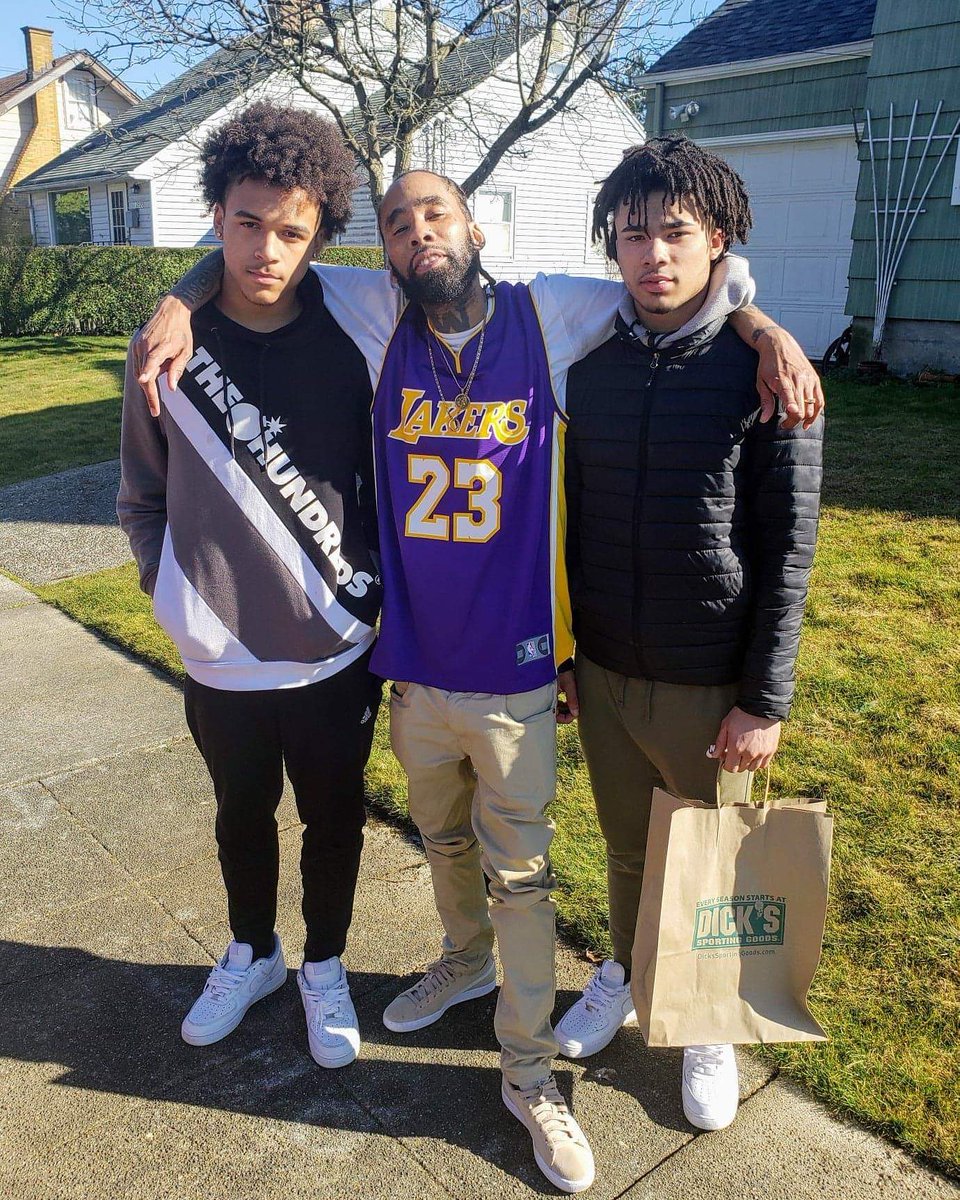AwallAka2Piece's tweet photo. Hanging out with Son And Nephew Shooting The Breeze #Tacaveli #TacomasFinest #TacMatic #TheTactician #TacshisClay #AwallTheUltimate #UltimateAwall #BlueHefner https://t.co/taw91lCBPA