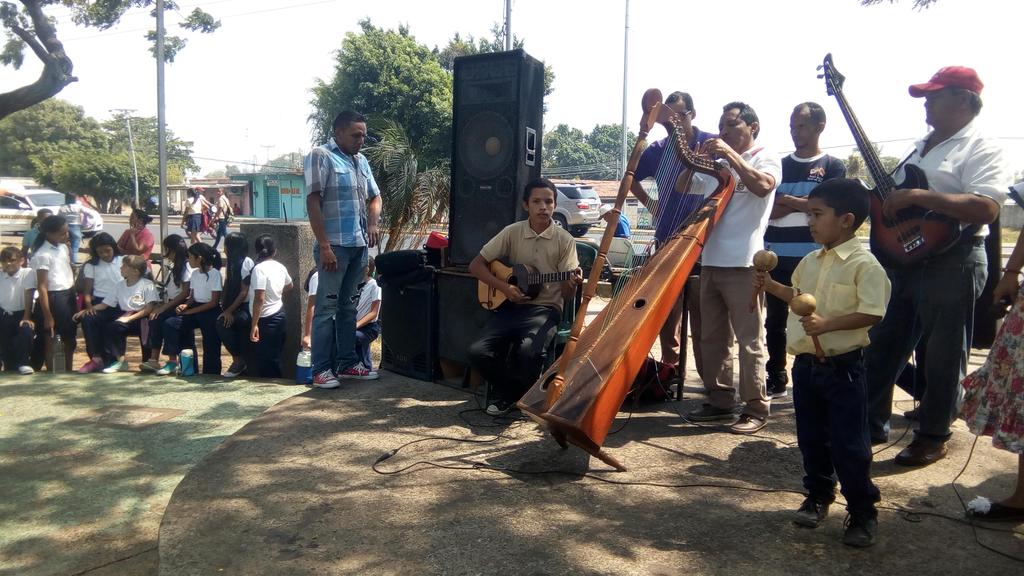 culcamaguan's tweet photo. @culcamaguan Presentación de saberes culturales en el Encuentro Estudiantil Corazón Llanero: cantó, baile, Cacho llanero y ejecución de instrumentos.. @Enrique10914358 @esteros_jose @ZonaEducGuarico @MPPEDUCACION https://t.co/x9p5NsqvTV