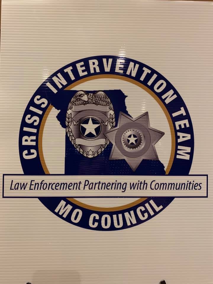 TcouncilTrici's tweet photo. We enjoyed visiting with Dr. Kevin Gilmartin during lunch at the #MOCITCONF19. His message hit home with his talk on cynicism and distrust in #LawEnforcement and how to separate that in personal relationships.  @MOCIT4  https://t.co/fCzw2vrZAP https://t.co/j1Xw3H0hR3
