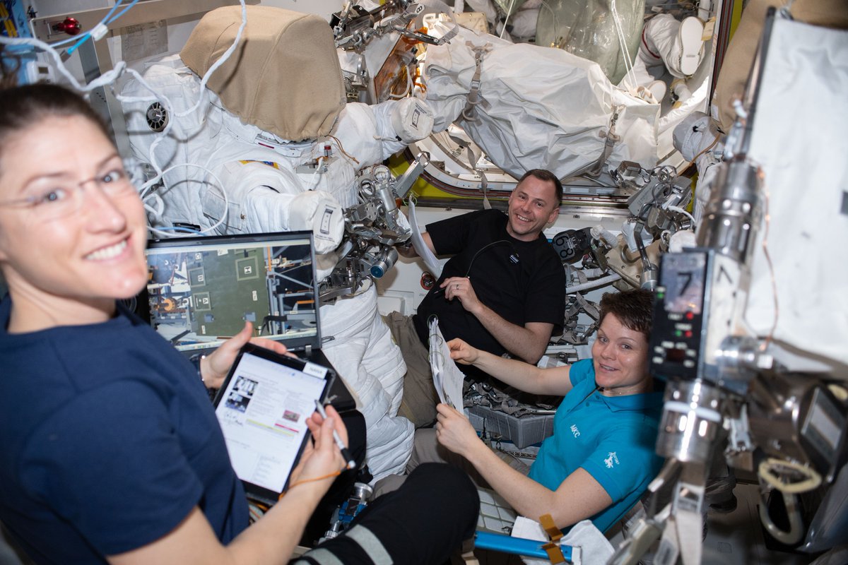 Astro_Christina's tweet image. I’m in space! @AstroHague, Alexey, &amp;amp; I had a thrilling ride to @Space_Station in our Soyuz rocket. Coming through the hatch &amp;amp; reuniting with my 8-ball classmate @AstroAnnimal was a blissful moment. It’s been a busy first week full of hard work prepping for Friday's #Spacewalk!