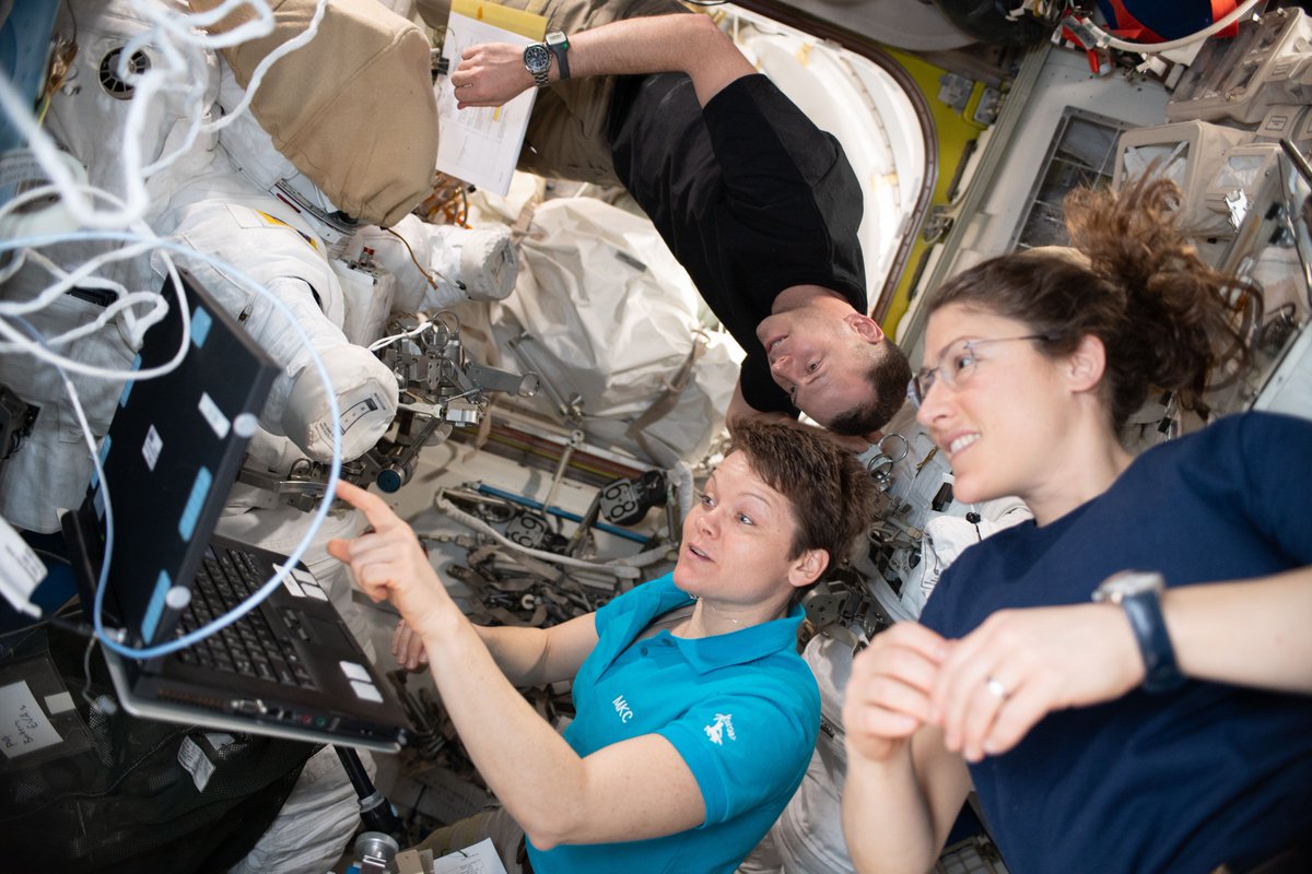 Astro_Christina's tweet image. I’m in space! @AstroHague, Alexey, &amp;amp; I had a thrilling ride to @Space_Station in our Soyuz rocket. Coming through the hatch &amp;amp; reuniting with my 8-ball classmate @AstroAnnimal was a blissful moment. It’s been a busy first week full of hard work prepping for Friday's #Spacewalk!
