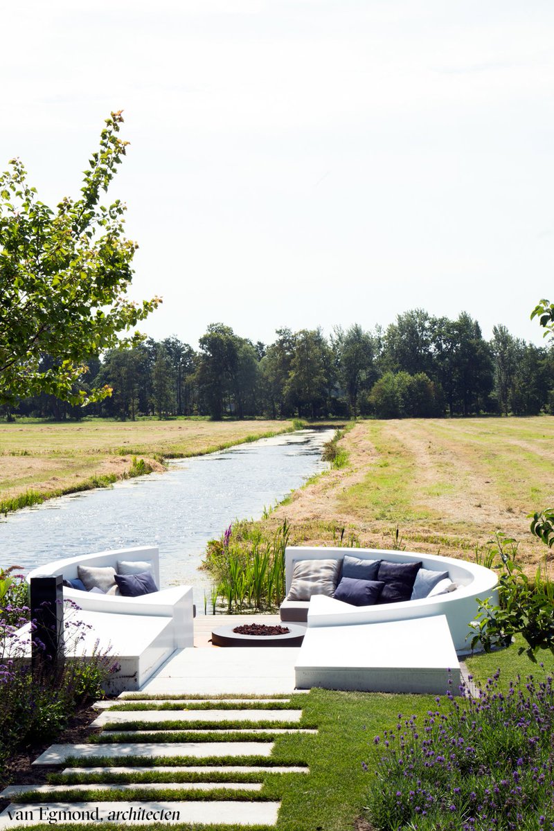 We kunnen niet wachten om weer buiten in de zon te zitten! En jullie? ☀️

#vanegmondarchitecten #fullservicearchitectuur #interieur #villa #tuin #zitkuil #bankopmaat #readyforsomesunshine #vuurplaats #bbq #aanhetwater @fotografiebernice